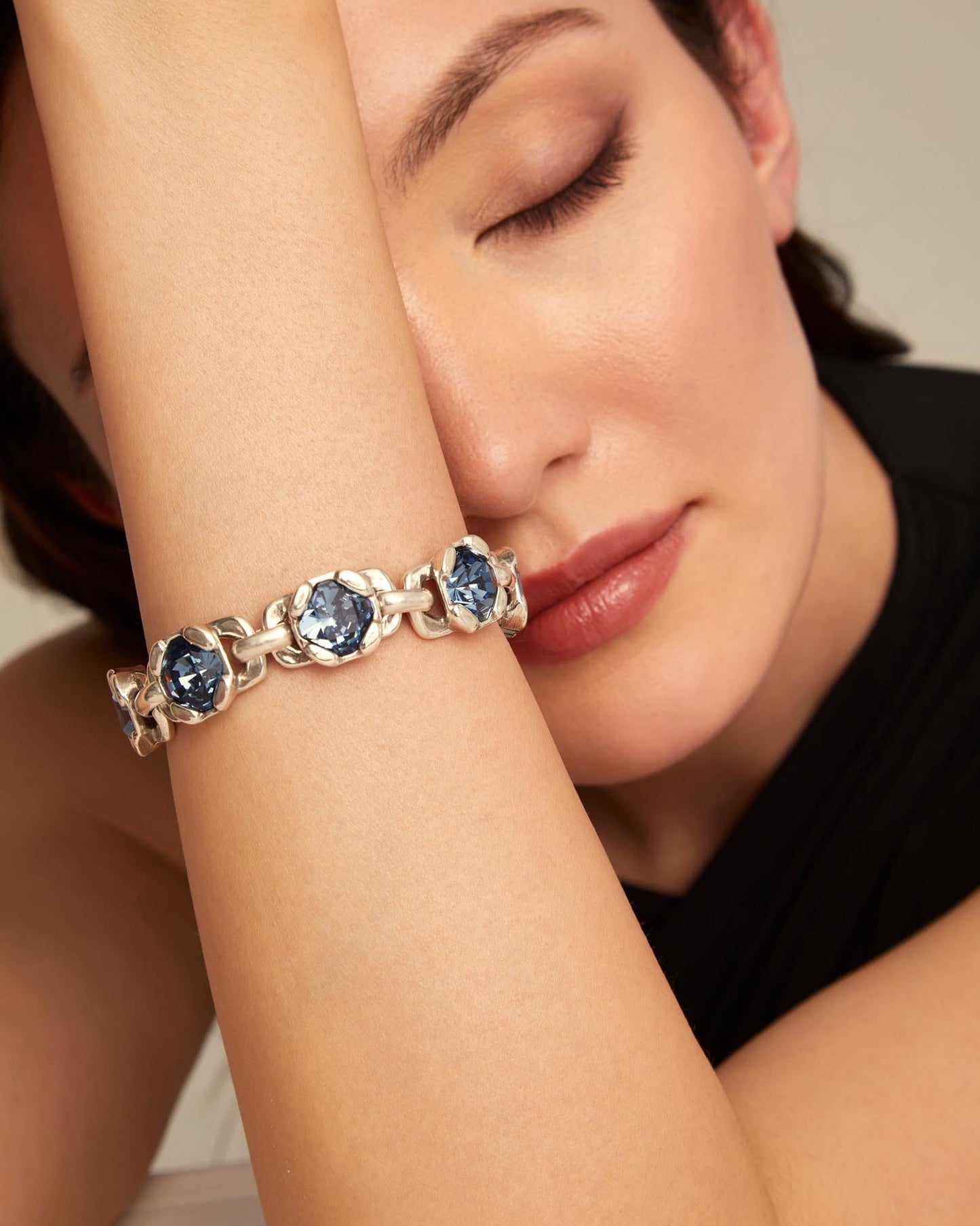 Sterling silver-plated bracelet with 7 hexagonal crystals, carabiner clasp and extension