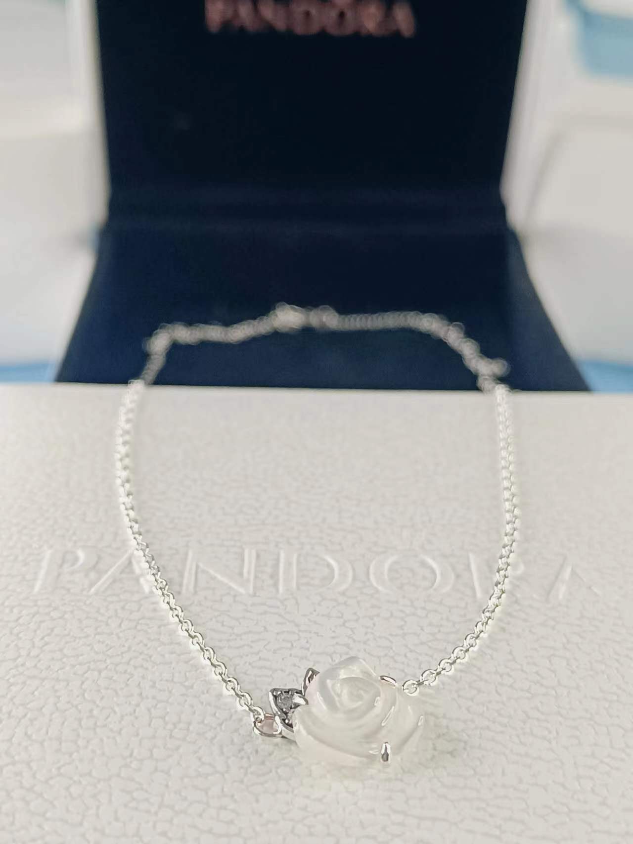 White Rose in Bloom Collier Necklace 45CM