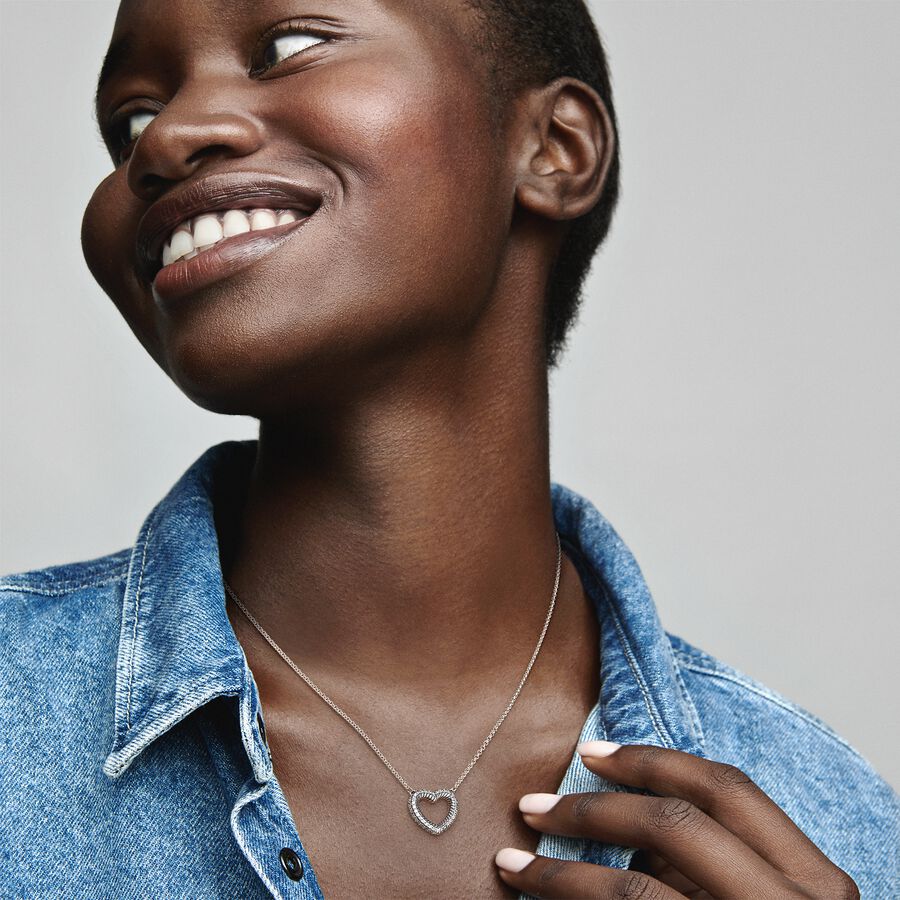 Pavé Snake Chain Pattern Open Heart Collier Necklace