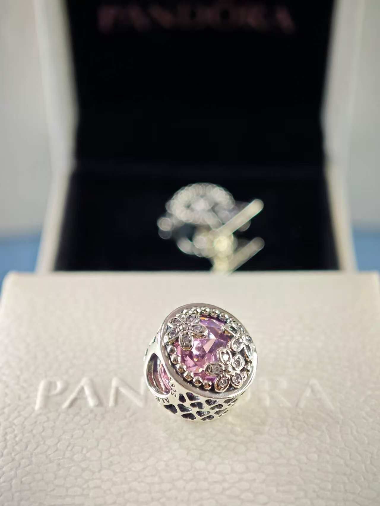 Dazzling Daisy Meadow Charm