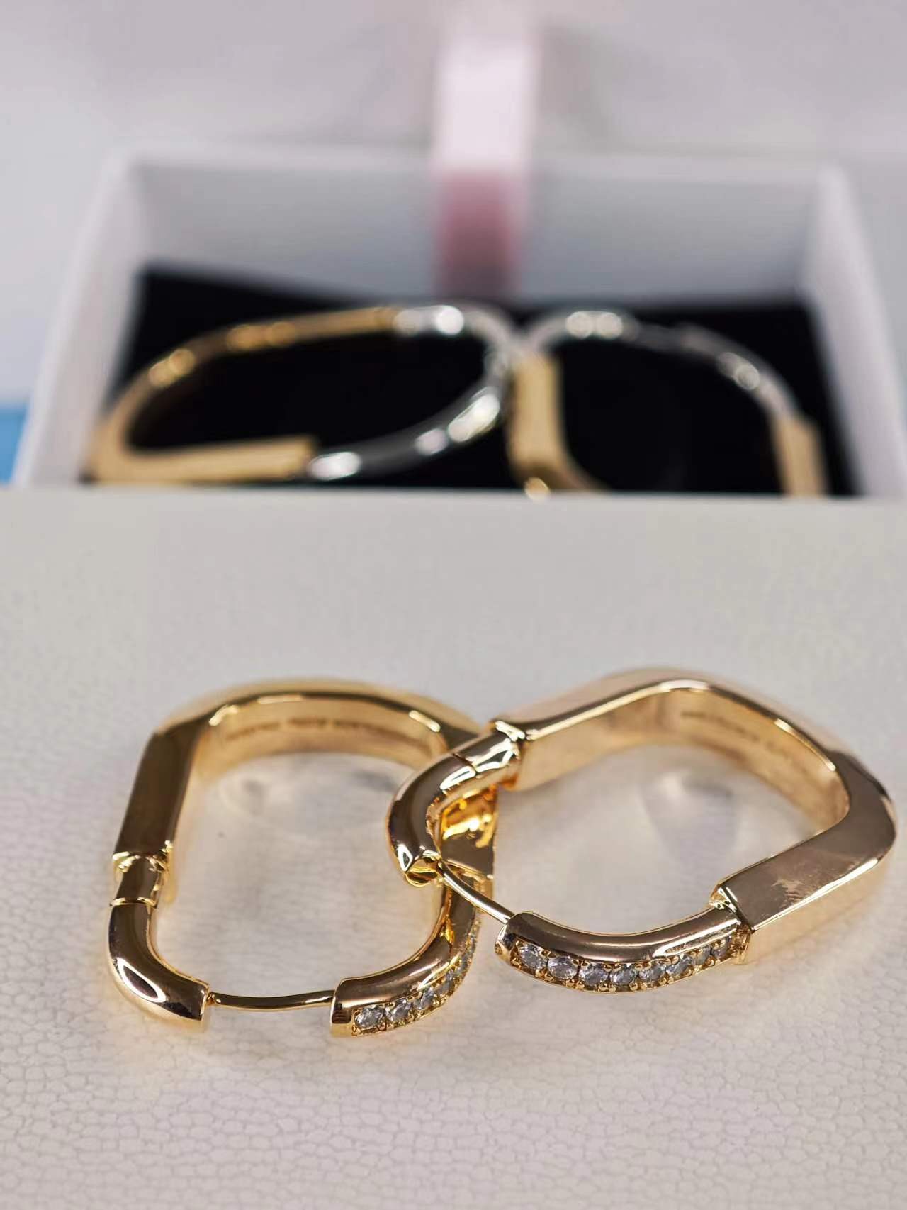 Classic Lock Earrings, Medium, Rose Gold Plated