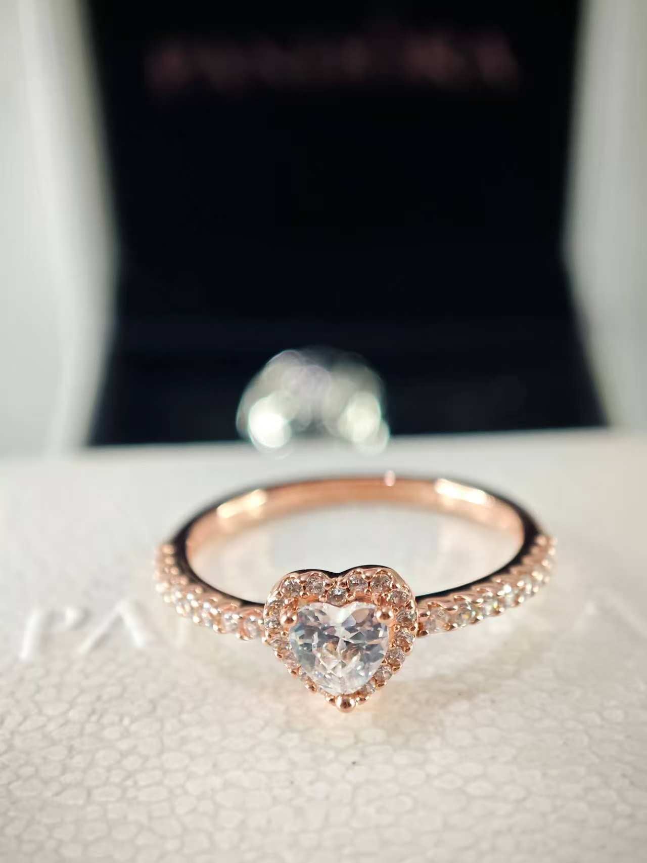 Sparkling Elevated Heart Ring Rose Gold Plated