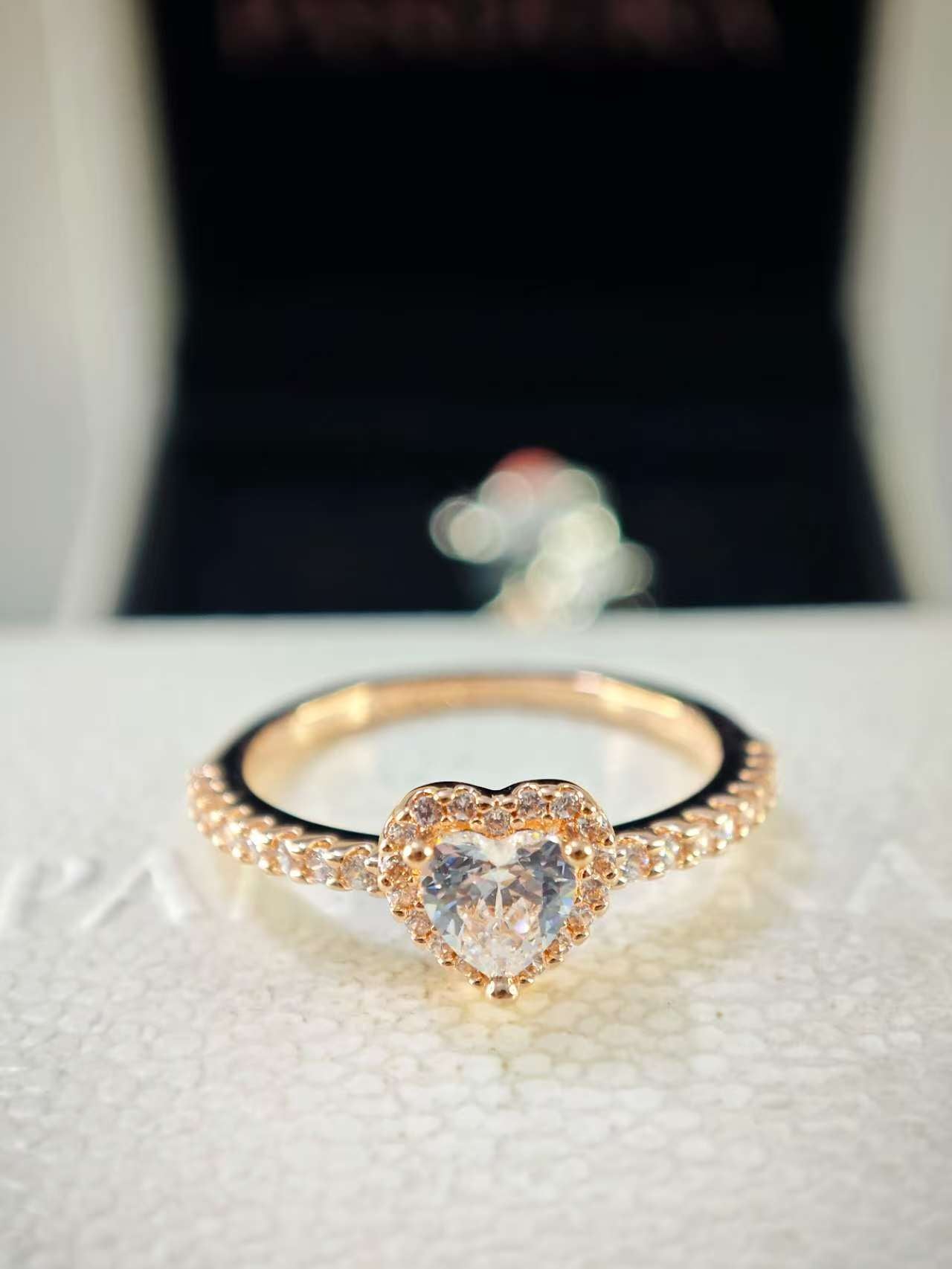Sparkling Elevated Heart Ring Rose Gold Plated