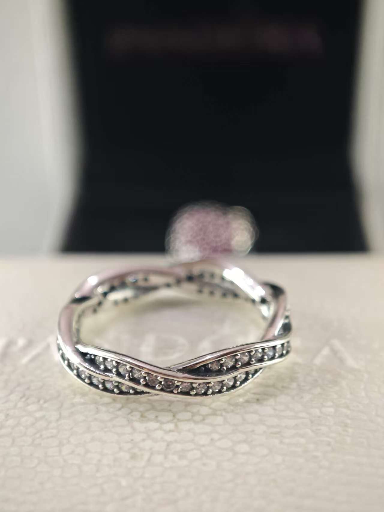 Sparkling Twisted Lines Ring