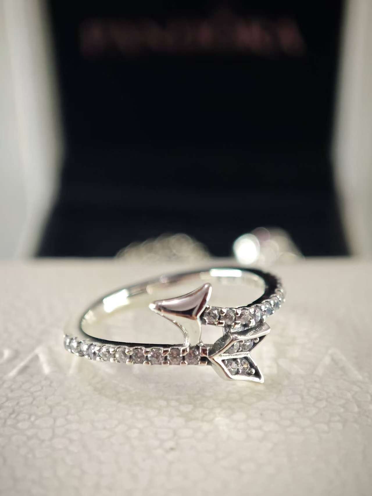 Sparkling Arrow Ring