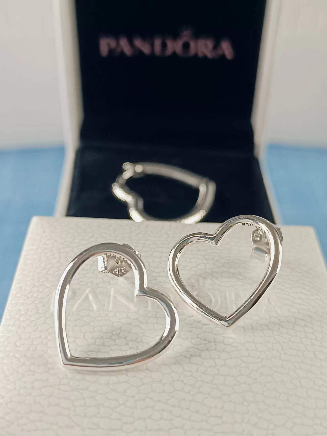 Front-facing Heart Stud Earrings