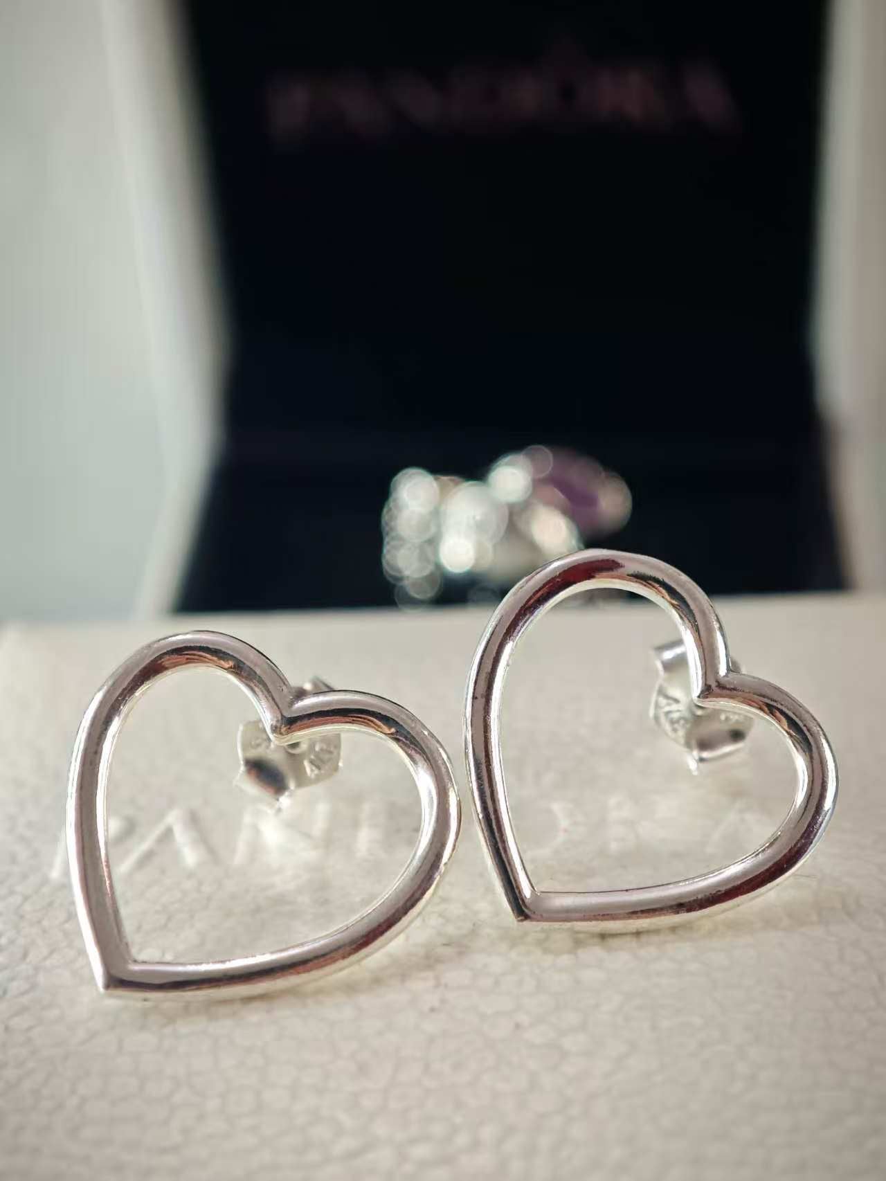 Front-facing Heart Stud Earrings