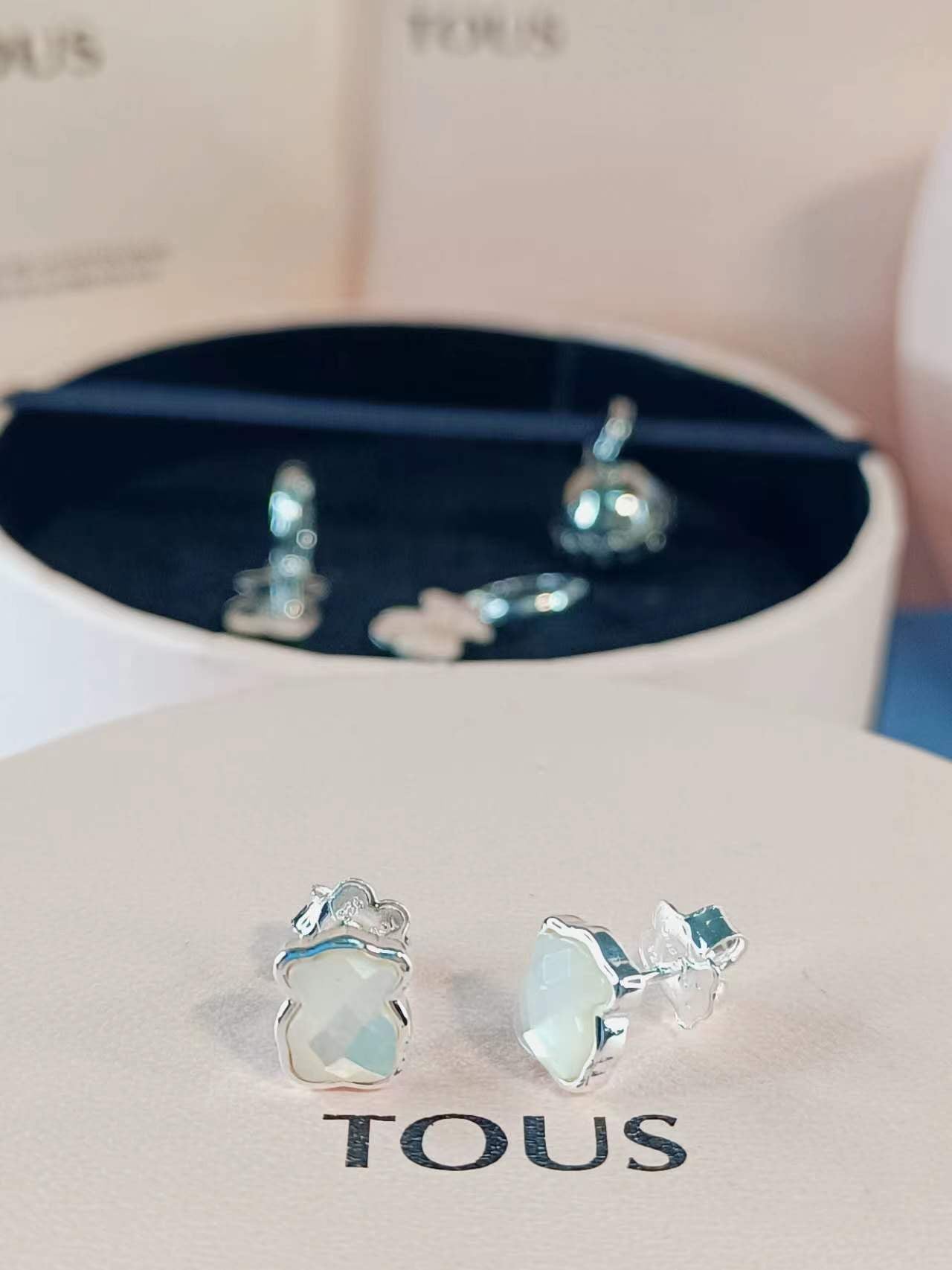Silver Color Earrings with faceted mother-of-pearl Bear motif