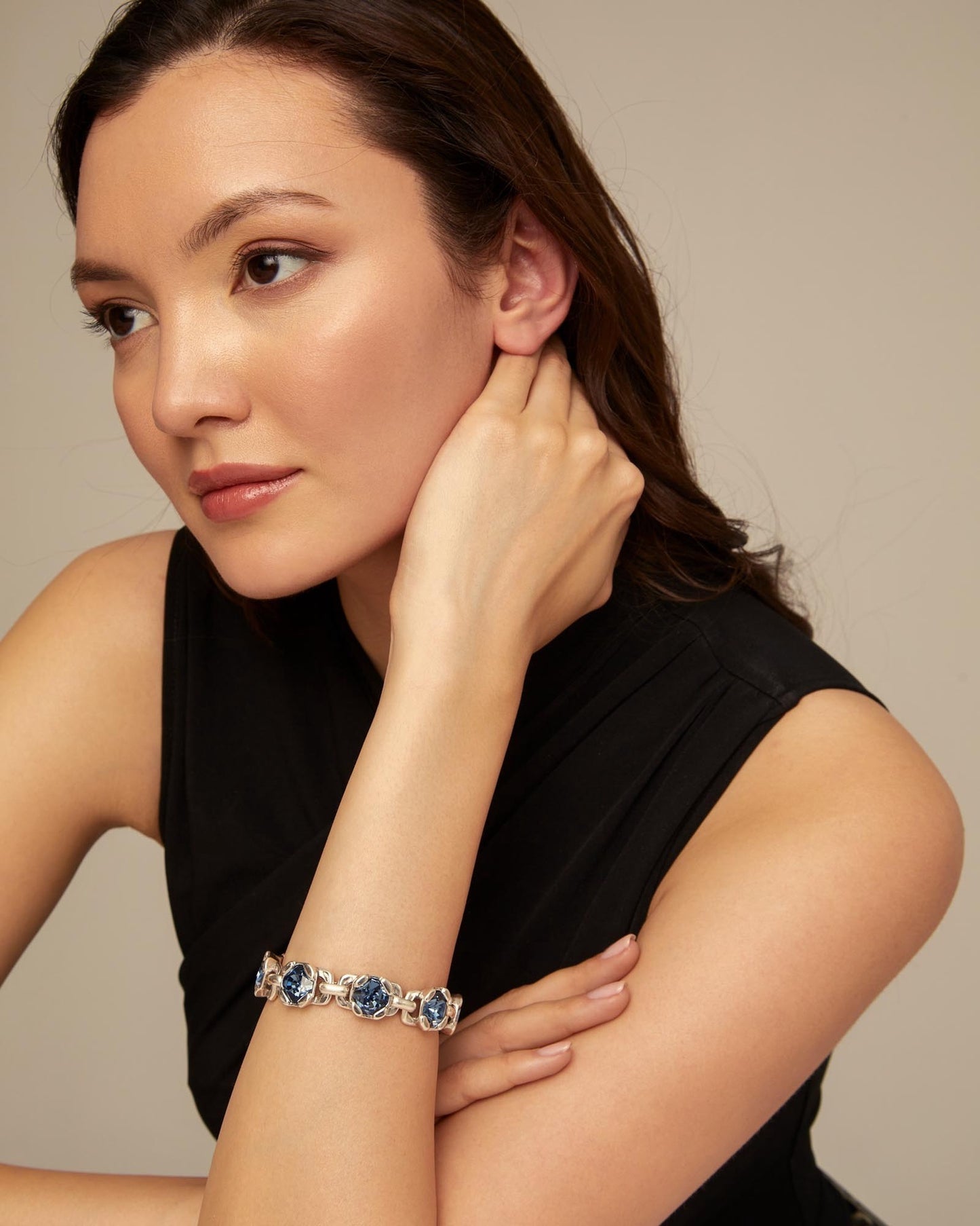 Sterling silver-plated bracelet with 7 hexagonal crystals, carabiner clasp and extension