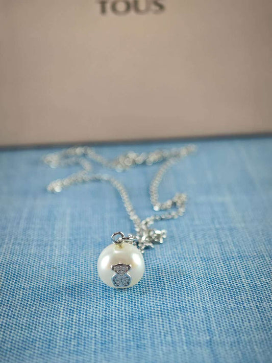 White Gold Puppies Necklace with diamonds and pearls