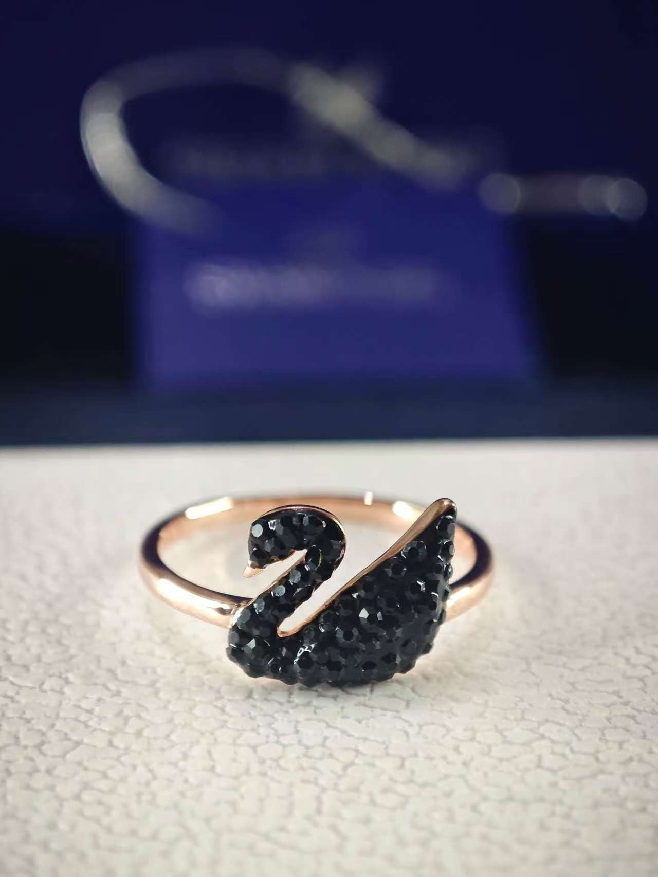 Iconic Swan Ring Rose Gold Plated