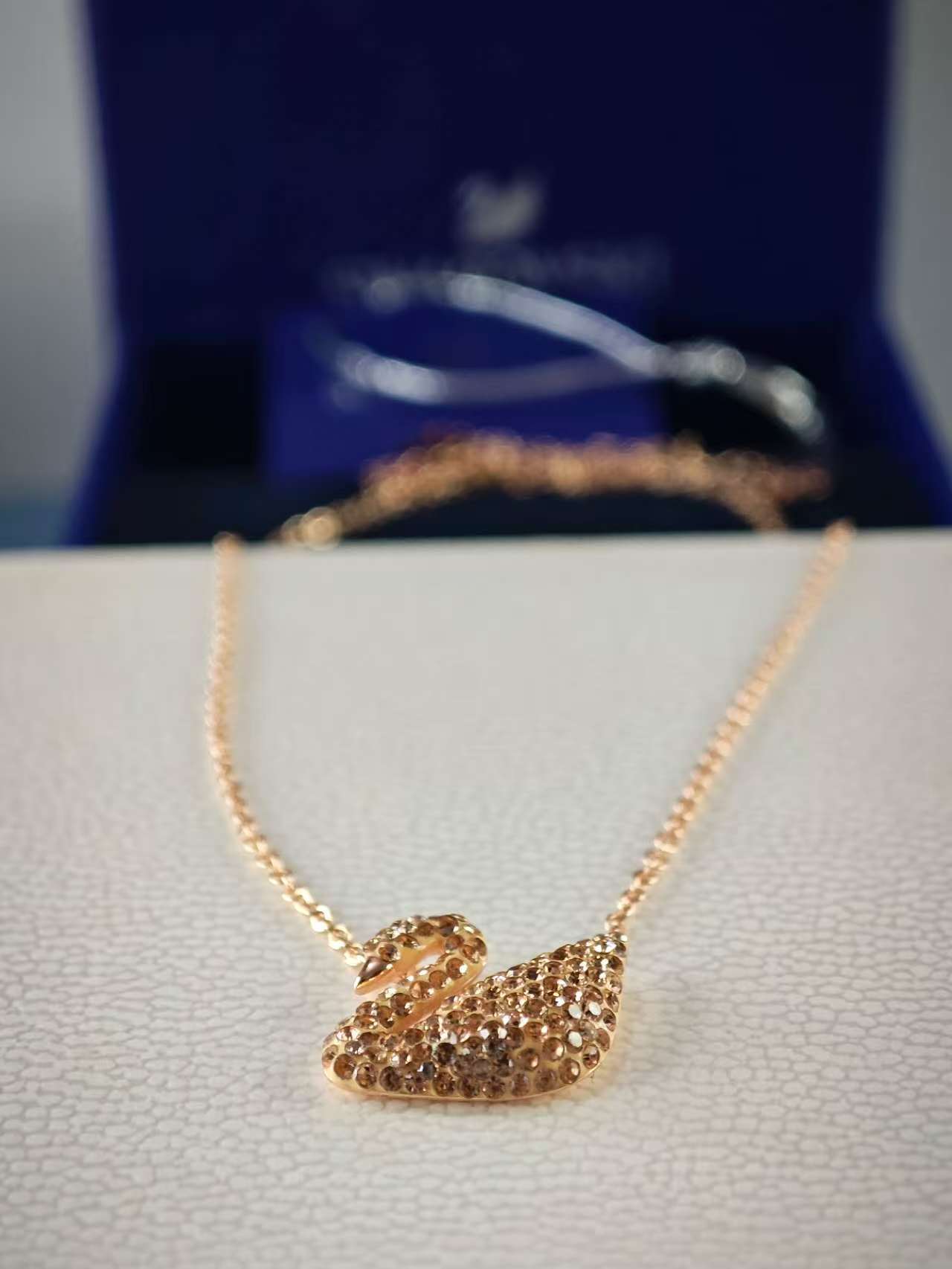 Iconic Swan Pendant White, Rose Gold Plating