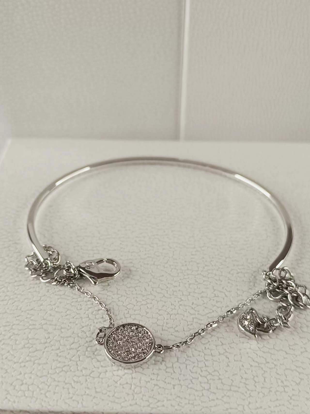 Ginger Bangle, White, Rhodium Plating 5.9/4.5 cm