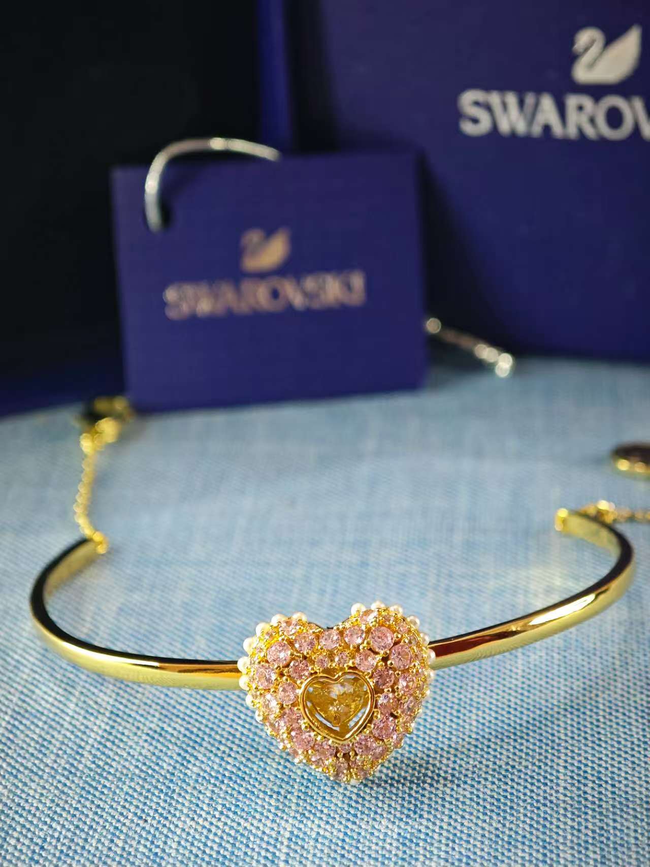 Idyllia Bangle, Crystal pearl, Heart, Pink, Gold-tone plated