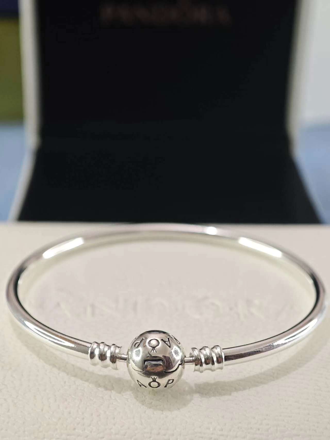 Moments Bangle Sterling silver
