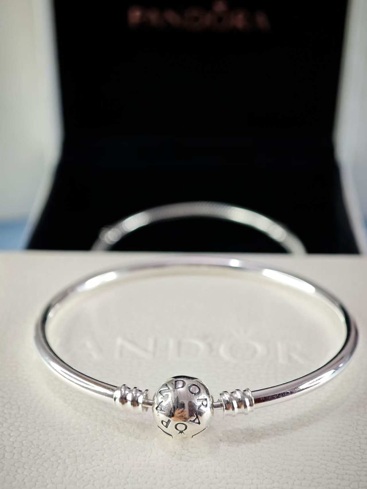 Moments Bangle Sterling silver