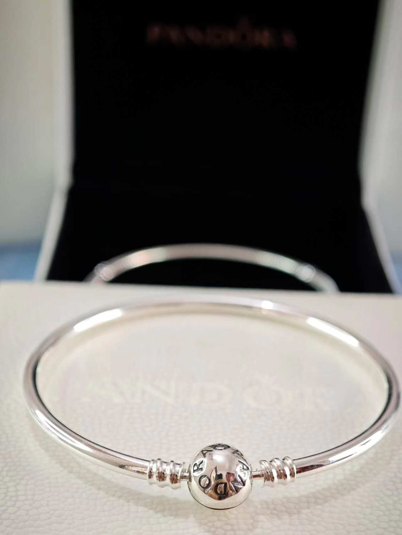 Moments Bangle Sterling silver