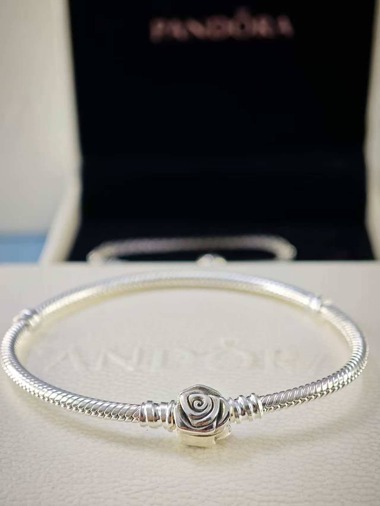 Moments Rose in Bloom Clasp Snake Chain Bracelet