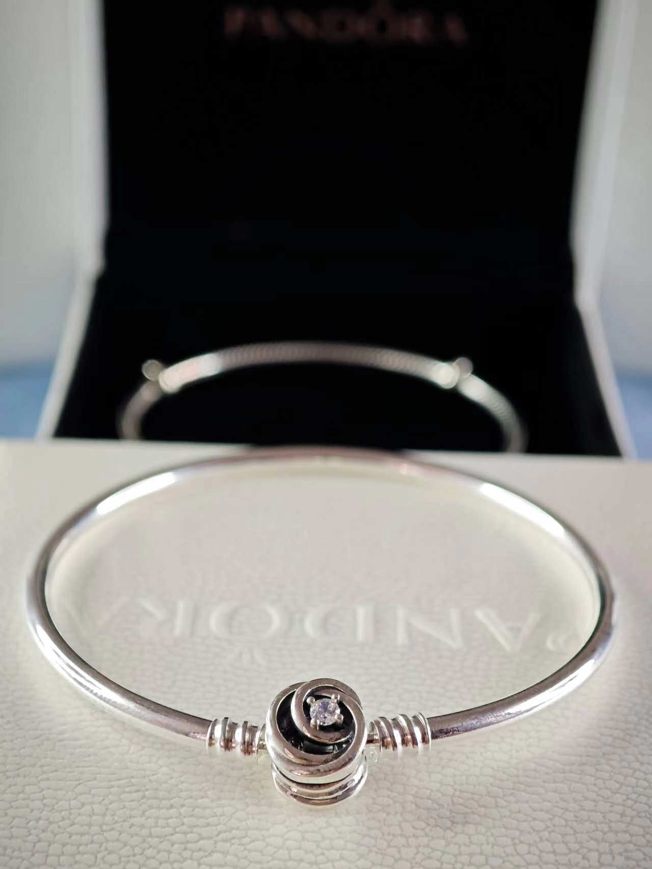 Moments Encircled Clasp Bangle