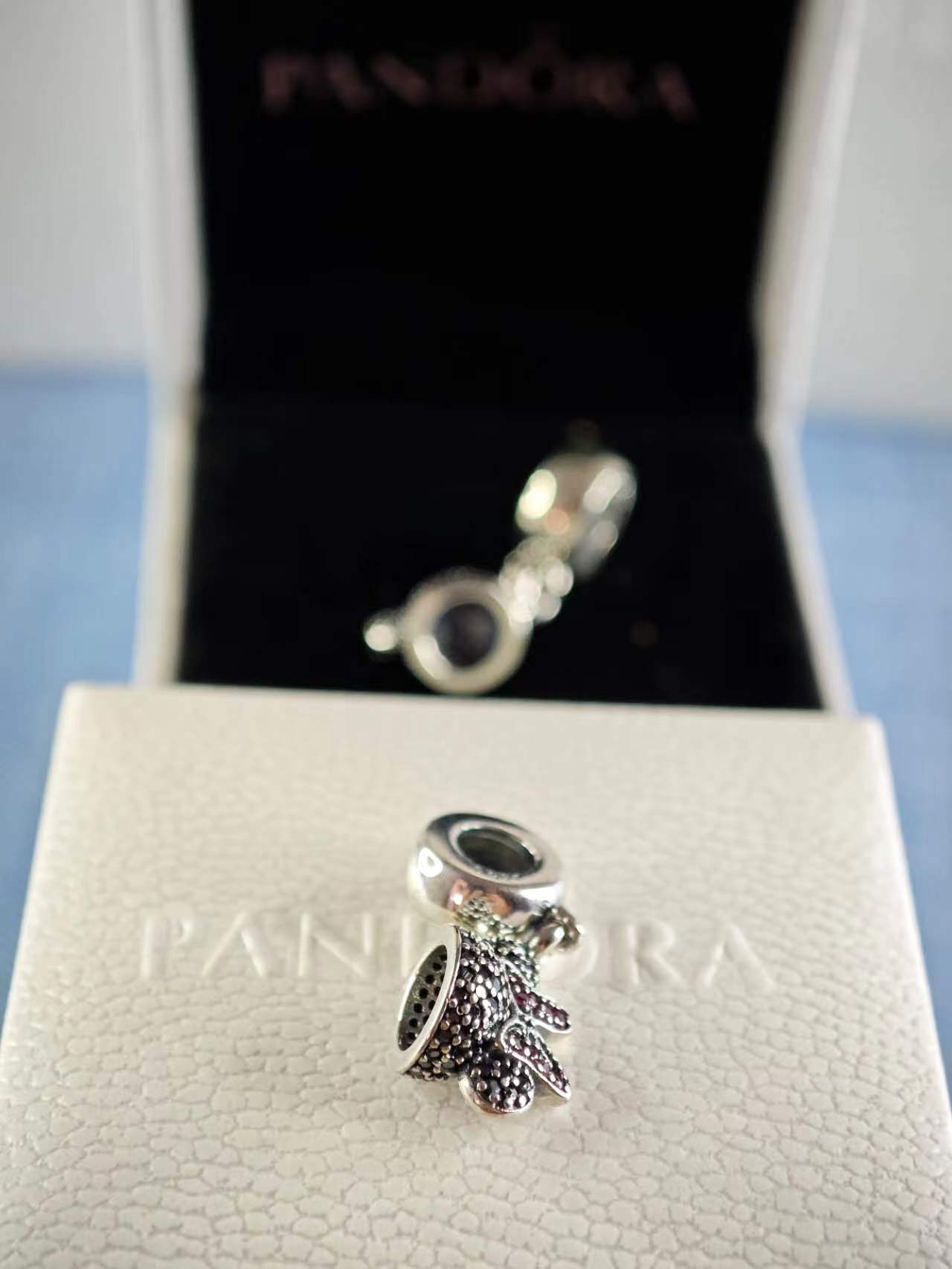 Disney Minnie Mouse Minnie Sparkling Ear Hat Dangle Charm