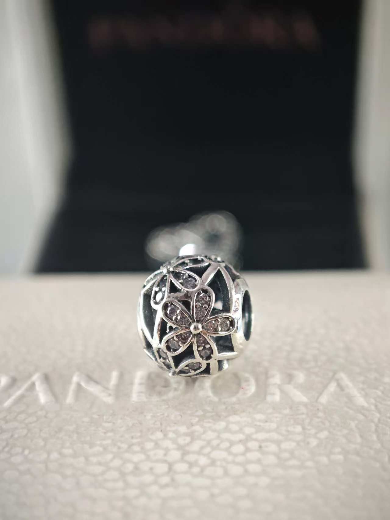 Dazzling Daisy Meadow Charm