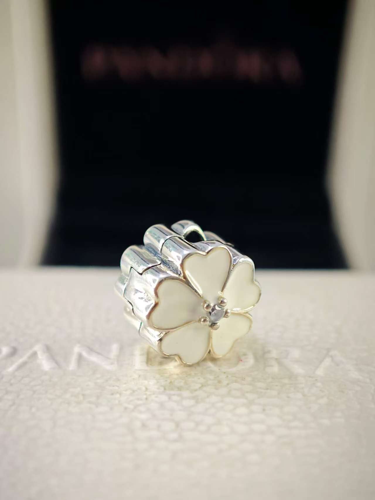 White Primrose Clip
