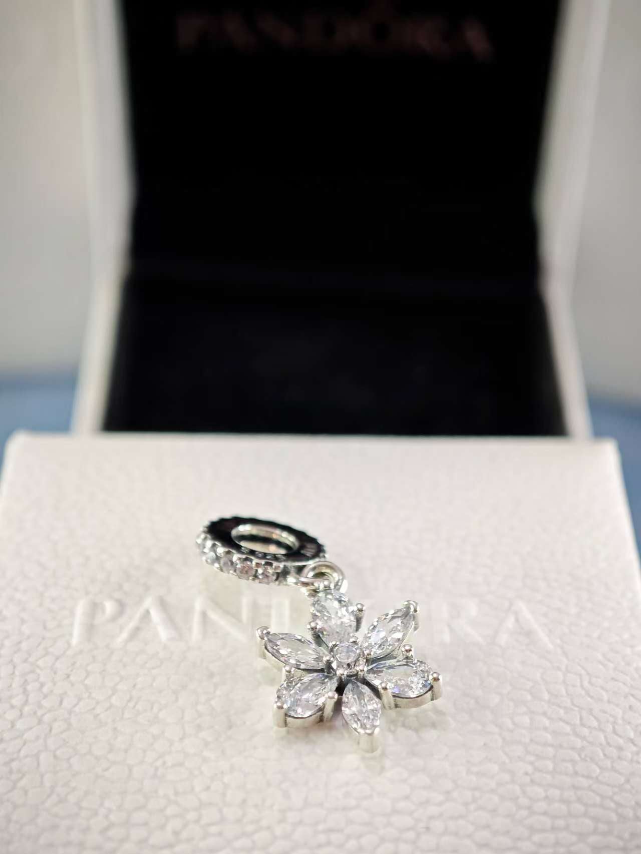 Sparkling Herbarium Cluster Dangle Charm