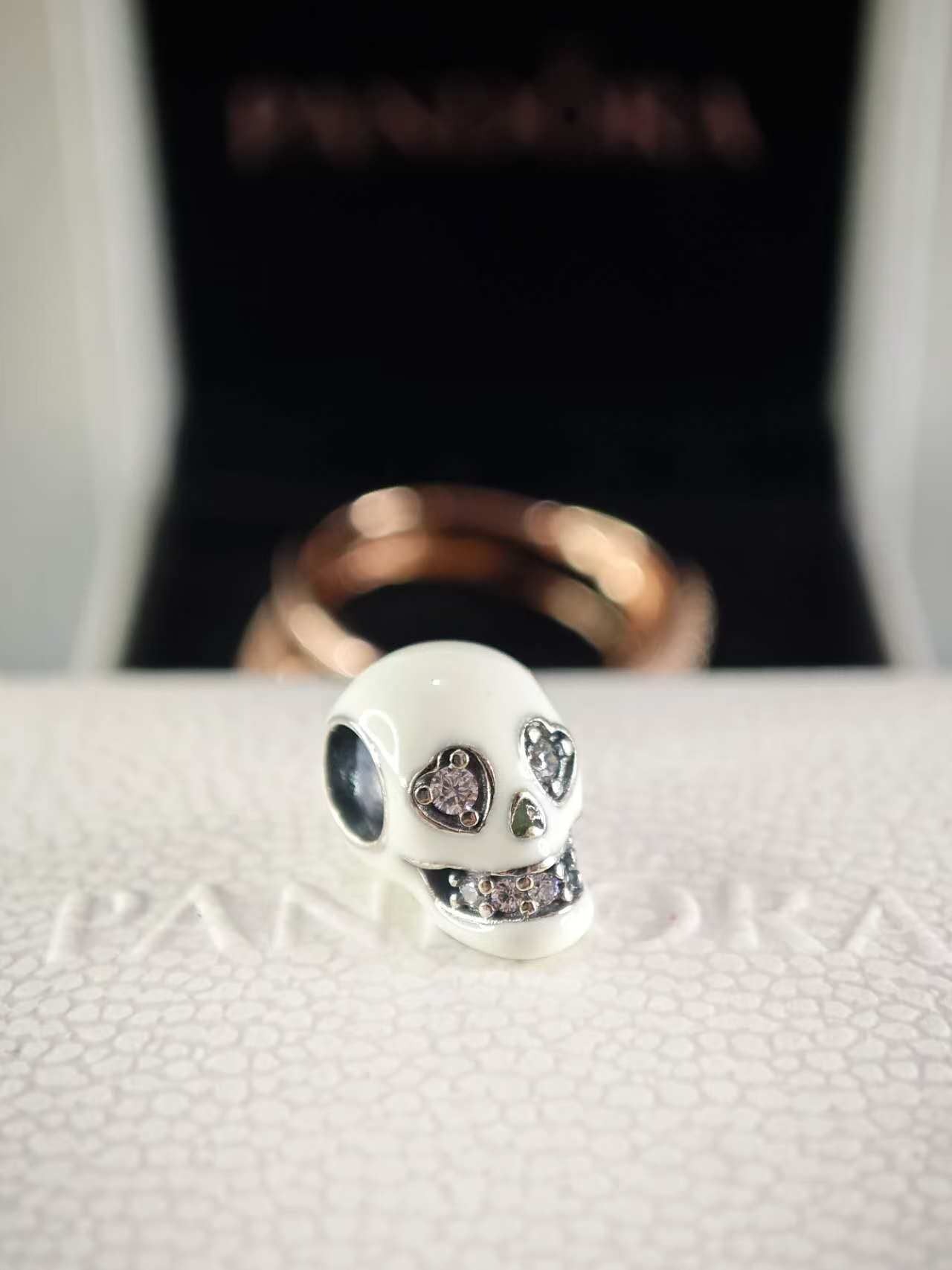 Glow-in-the-dark Sparkling Skull Charm